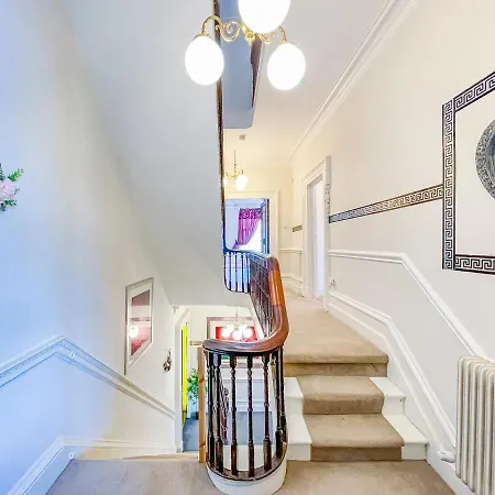 *rg9bc* For Your Relaxed & Cosy + Free Parking + Free Fast Wifi * Проживання в сім'ї